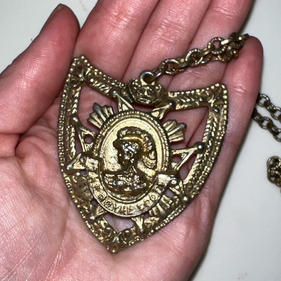 $3 VINTAGE MEDALLION NECKLACE. $3 if bundled - Picture 4 of 4
